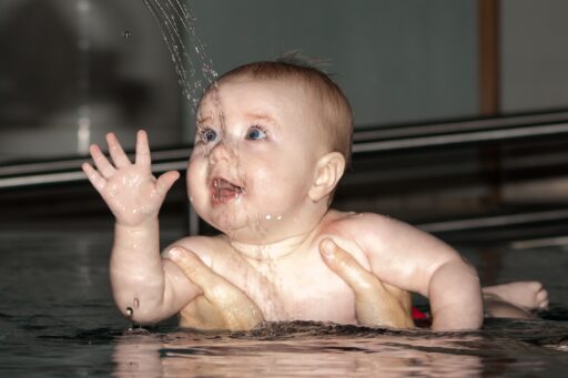 Babysvømming kurs - lek med vann.