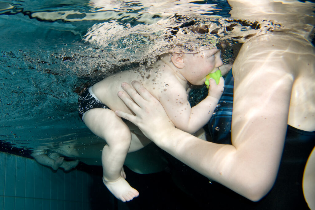 En baby dykker under når den selv er klar