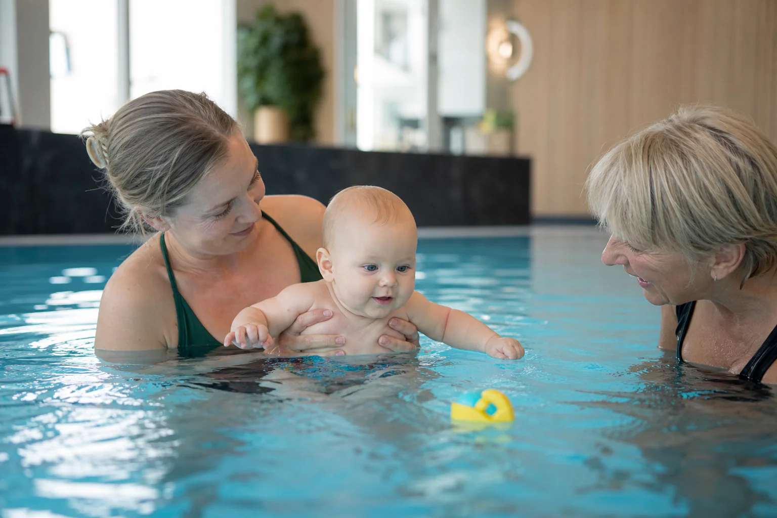 Privat instruktør veileder forelder og baby under babysvømming